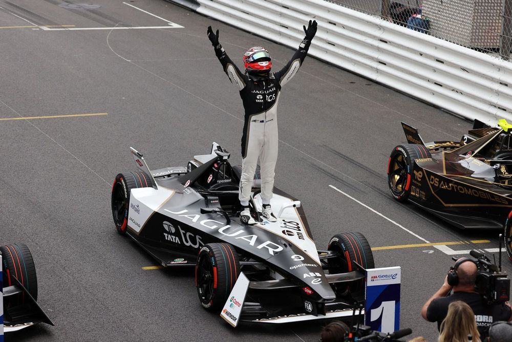 Ganador Mitch Evans, Jaguar Racing, Jaguar I-TYPE 6