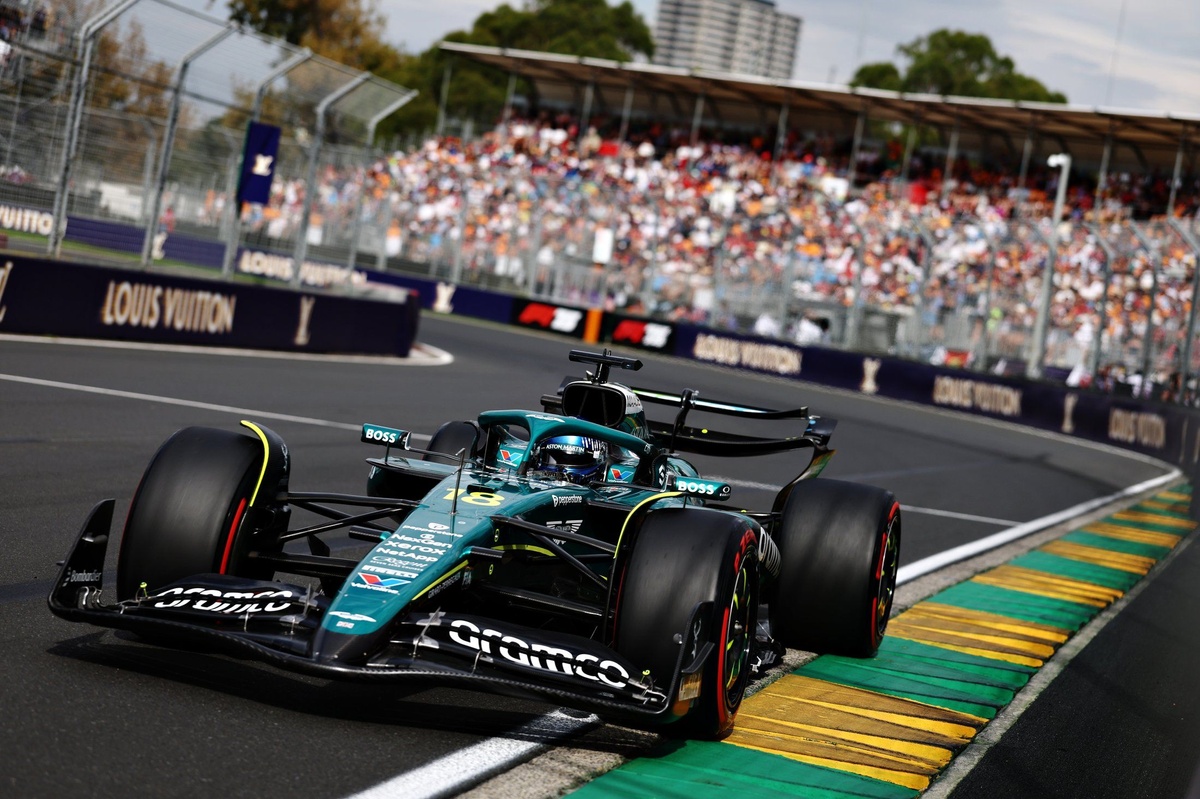 F1 アストンマーティン 実車 ボディ パーツ 本物 アロンソ HONDAホンダ fernando-alonso-aston-martin-a.jpg