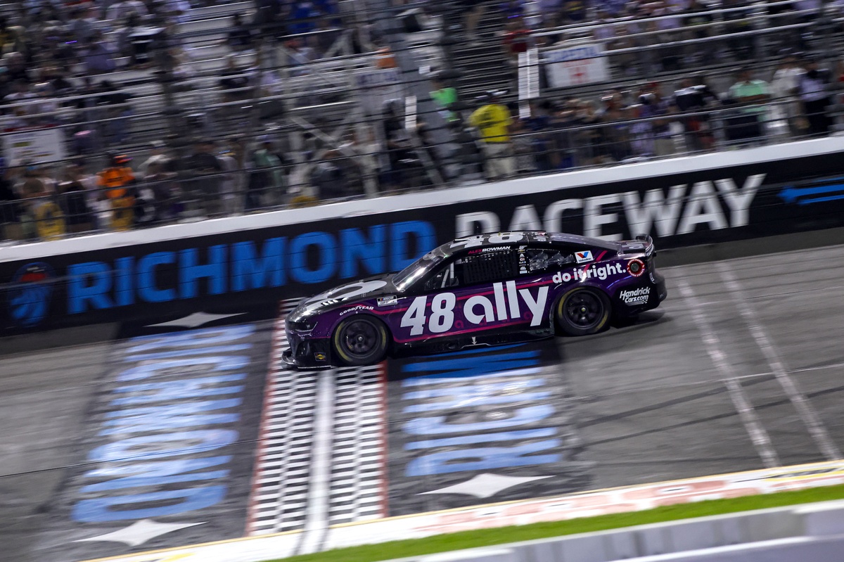Alex Bowman frustrated with SVG, Jesse Love for 'no favors' at Richmond
