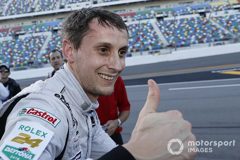 Il vincitore del Motul Pole Award #77 Mazda Team Joest Mazda DPi, DPi: Oliver Jarvis
