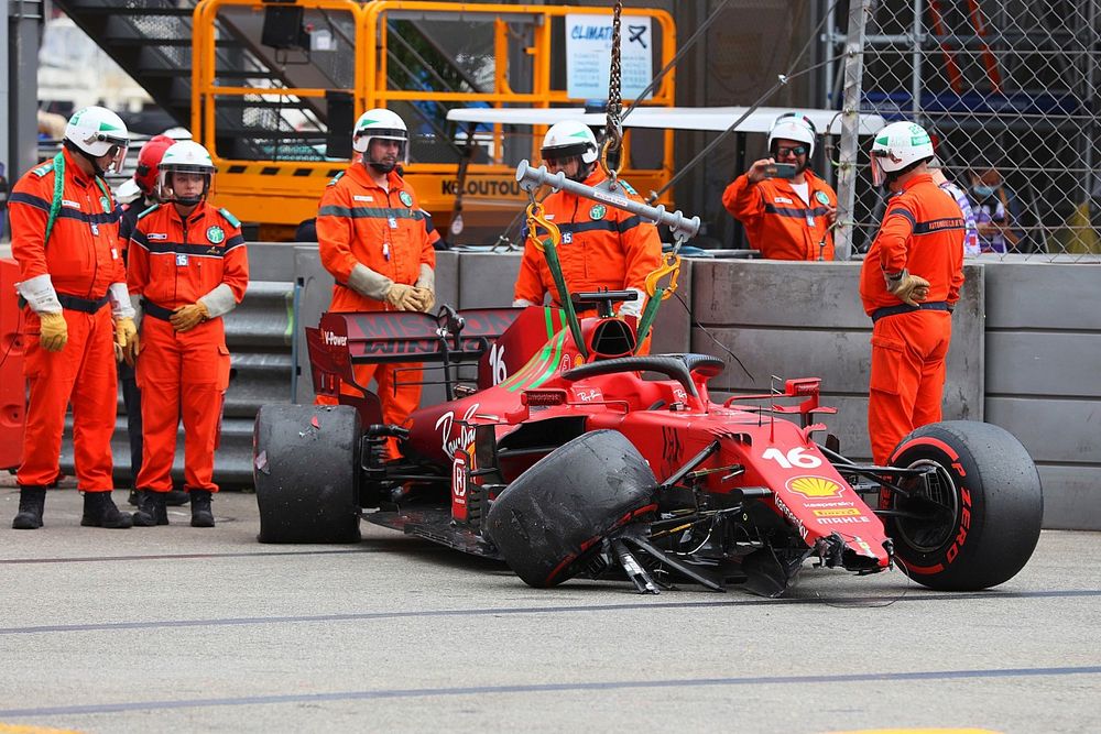 Los comisarios retiran el coche de Charles Leclerc, Ferrari SF21