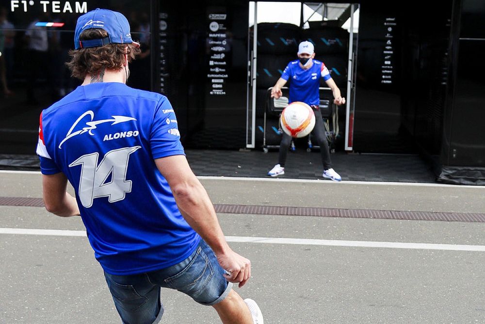 Esteban Ocon, Alpine F1, Fernando Alonso, Alpine F1  juegan al f&uacute;tbol