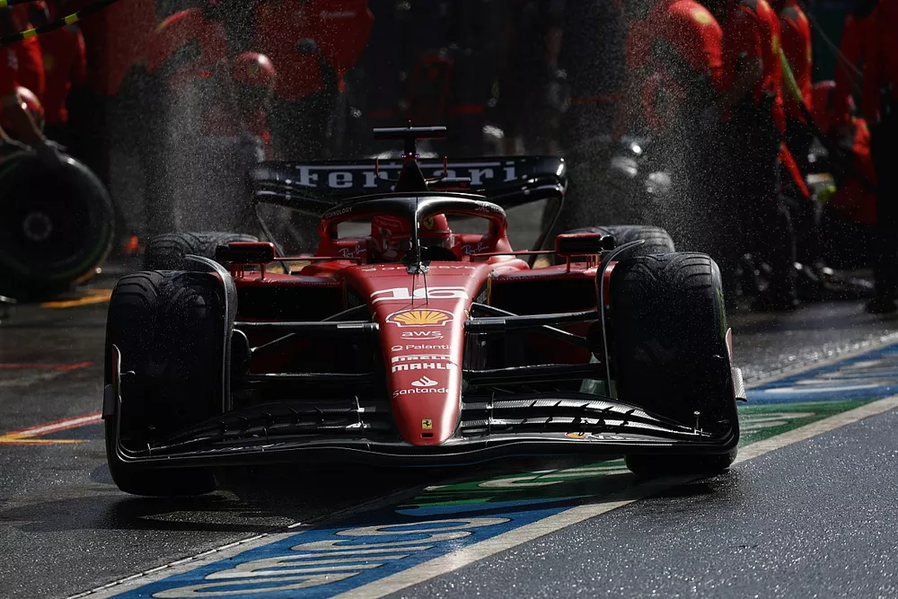 Charles Leclerc, Ferrari SF-23, quitte son stand