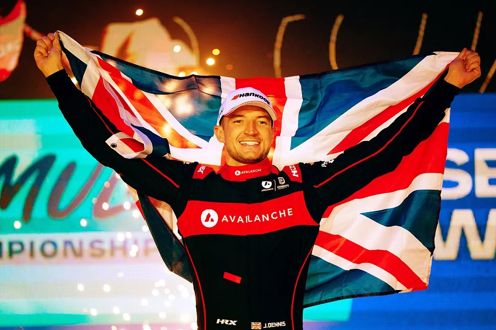 Jake Dennis, Andretti Autosport, fête son titre de champion du monde sur le podium