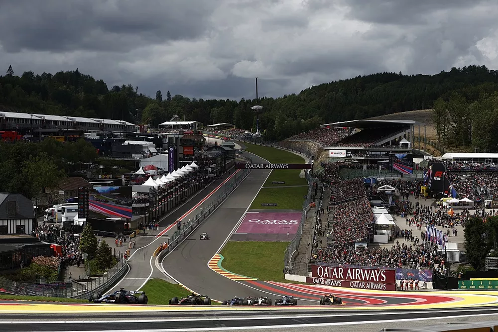 Esteban Ocon, Alpine A523, lidera Zhou Guanyu, Alfa Romeo C43, Logan Sargeant, Williams FW45, e o restante da equipe na largada