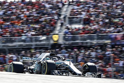 Hamilton diz que “deu espaço demais” a Verstappen em duelo