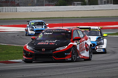 Tassi beffa Files e conquista la pole position per Gara 1 a Barcellona nella doppietta Honda