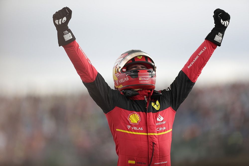 Carlos Sainz, Ferrari, 1&ordf; posici&oacute;n, celebra en el Parc Ferme 