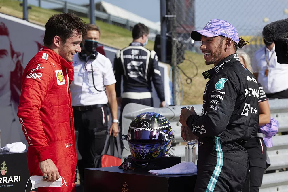 Le deuxième Charles Leclerc, Ferrari, et le vainqueur Lewis Hamilton, Mercedes, dans le parc fermé