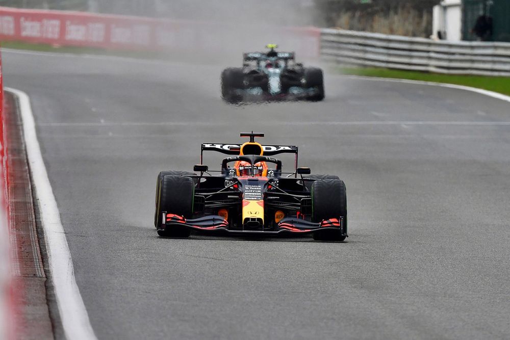 Max Verstappen, Red Bull Racing RB16B, Sebastian Vettel, Aston Martin AMR21