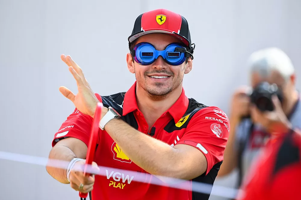 Charles Leclerc, Scuderia Ferrari juega al tenis con discapacidad visual