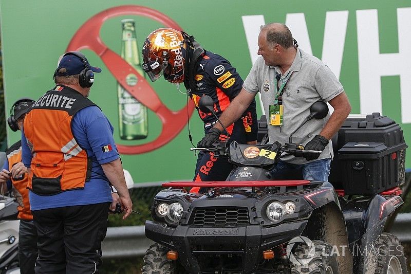 Max Verstappen, Red Bull Racing, se retira d ela carrera