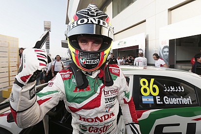 Qatar WTCC: Guerrieri takes pole, Michelisz in trouble