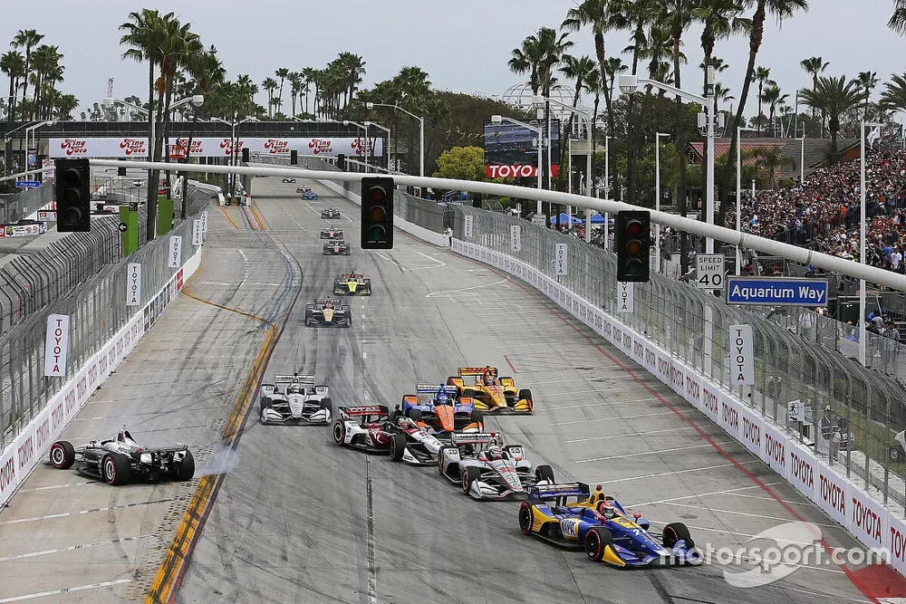 Alexander Rossi, Andretti Autosport Honda leads at the start while Simon Pagenaud, Team Penske crash