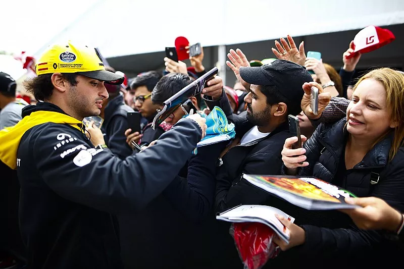 Carlos Sainz Jr., Renault Sport F1 Team firma aut&oacute;grafos  