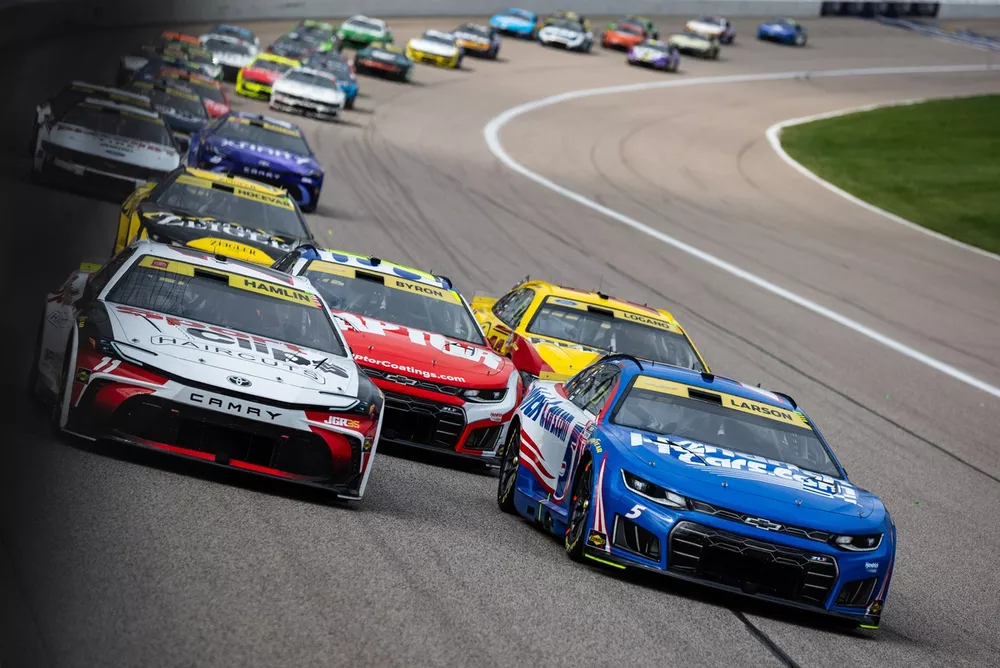 Kyle Larson, No. 5 Hendrick Motorsports Chevrolet; Denny Hamlin, No. 11 Joe Gibbs Racing Toyota
