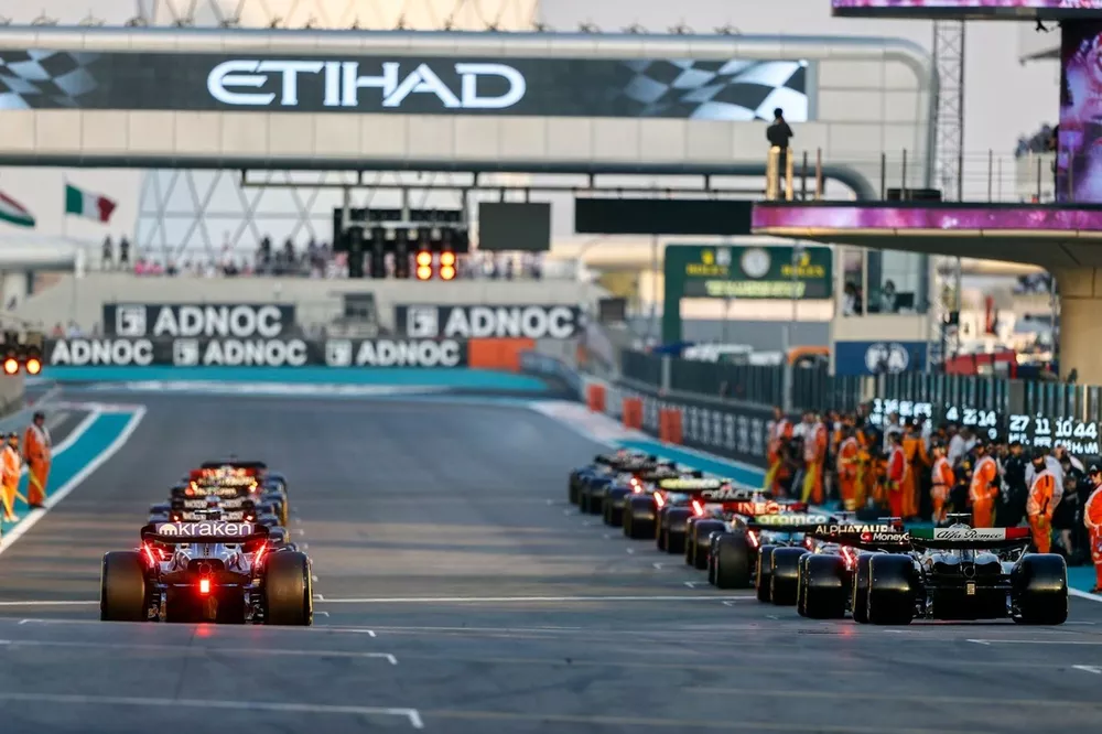 Los pilotos dan la vuelta de formaci&oacute;n antes de la salida