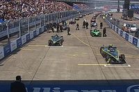 Dos personas se cuelan en la F&oacute;rmula E y retrasan la salida