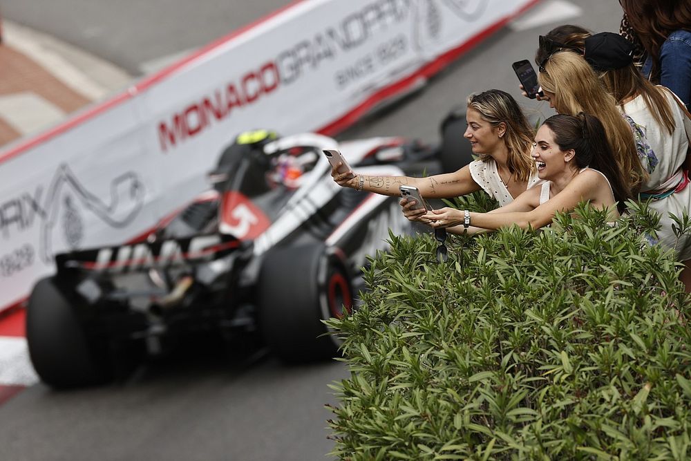 Los aficionados se hacen fotos al paso de Nico Hulkenberg, Haas VF-23