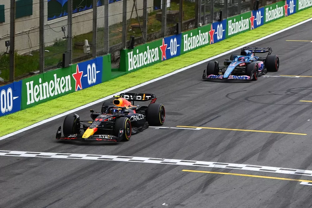 Sergio P&eacute;rez, Red Bull Racing RB18, Fernando Alonso, Alpine A522