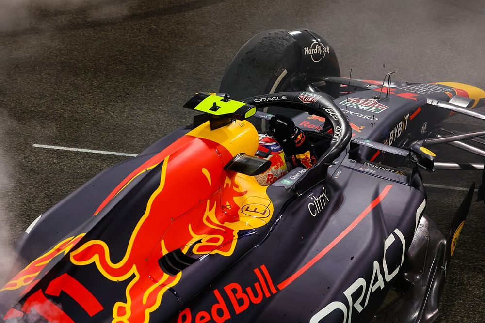 Sergio Pérez, Red Bull Racing RB18, celebra el tercer puesto con donuts