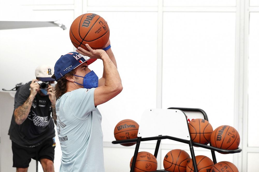 Fernando Alonso, Alpine F1, lanza una pelota de baloncesto