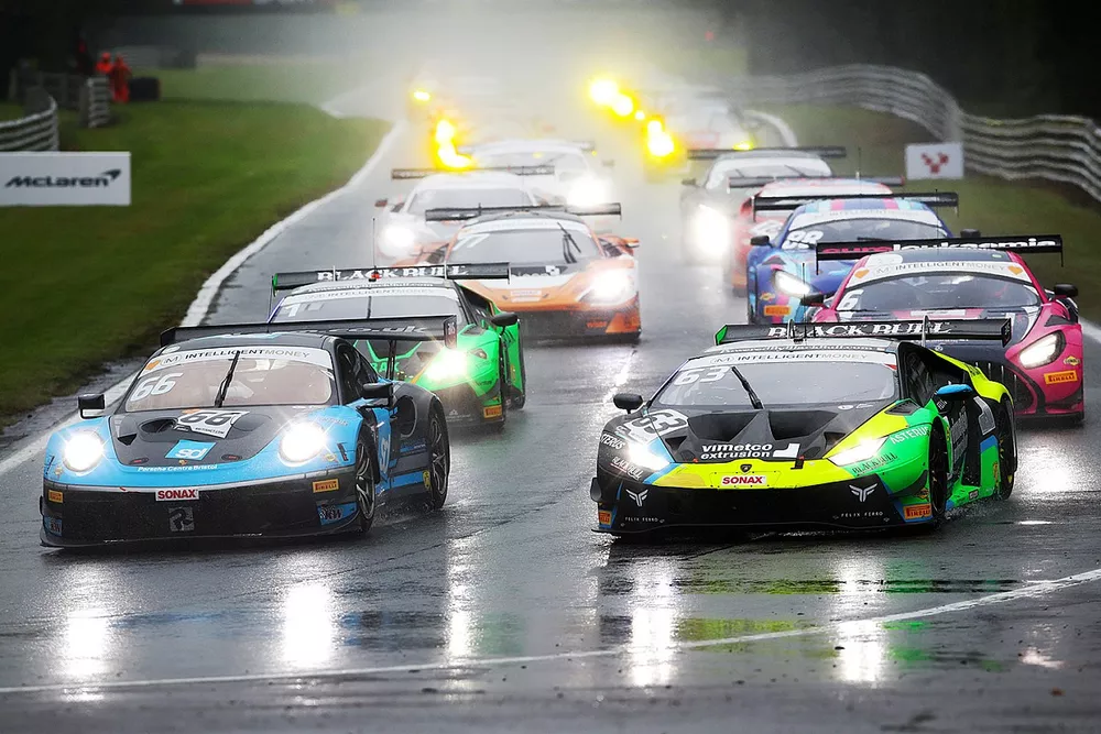 Nick Jones, Scott Malvern, Team Parker Racing Porsche 911 GT3 R and Leo Machitski, Dennis Lind, Barwell Motorsport Lamborghini Huracan GT3 Evo