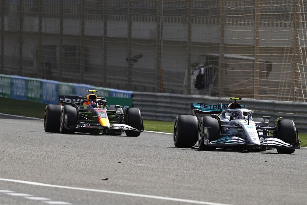 Lewis Hamilton, Mercedes W13, Sergio Perez, Red Bull Racing RB18