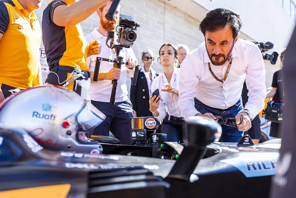 Mohammed bin Sulayem, presidente de la FIA, saluda a Mario Andretti