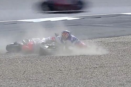 Vídeo: Zarco arruina sus opciones tras caer en Silverstone