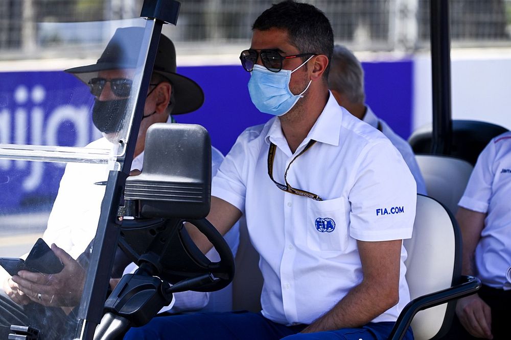 Michael Masi, Race Director, inspecteert het circuit