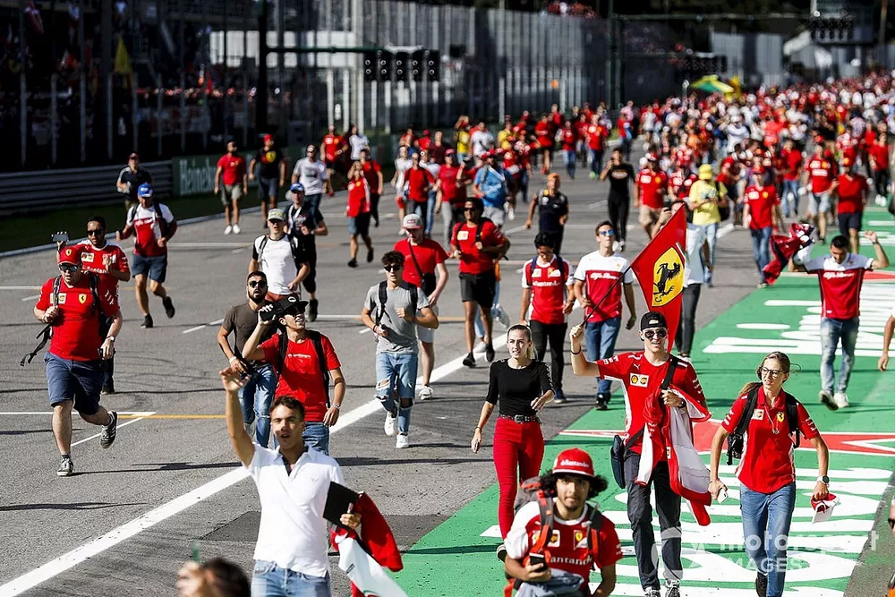 Tifosi en la pista con una bandera de Ferrari
