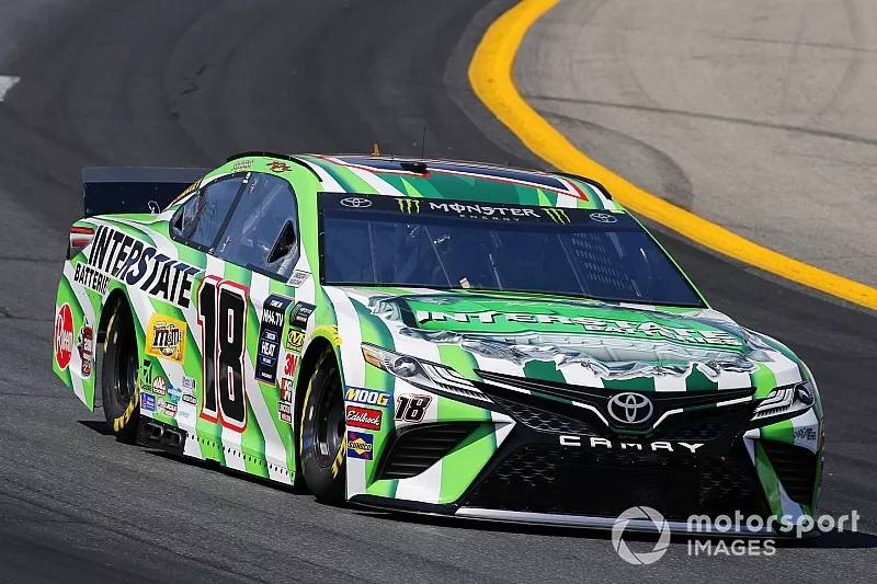  Kyle Busch, Joe Gibbs Racing, Toyota Camry M&M's Interstate Batteries