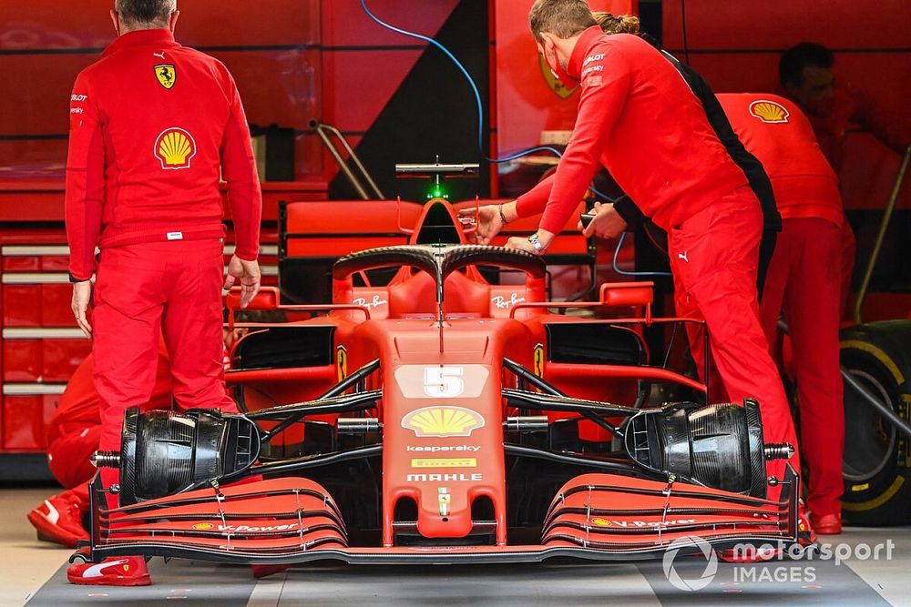Mecánicos con el Ferrari SF1000 de Sebastian Vettel