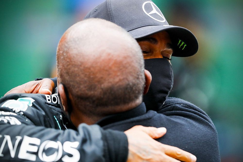 El ganador de la carrera Lewis Hamilton, Mercedes F1 celebra en el Parc Ferme con su padre Anthony Hamilton