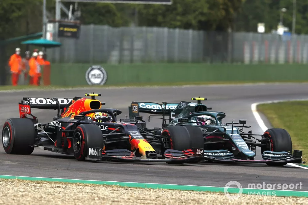 Sergio P&eacute;rez, Red Bull Racing RB16B, Sebastian Vettel, Aston Martin AMR21