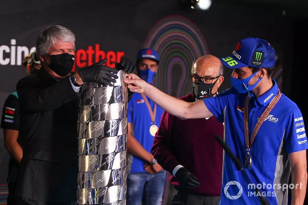 Campe&oacute;n del mundo 2020 de MotoGP,  Joan Mir, Team Suzuki MotoGP, con su trofeo, Jorge Viegas, presidente de la FIM, y Carmelo Ezpeleta, CEO de Dorna