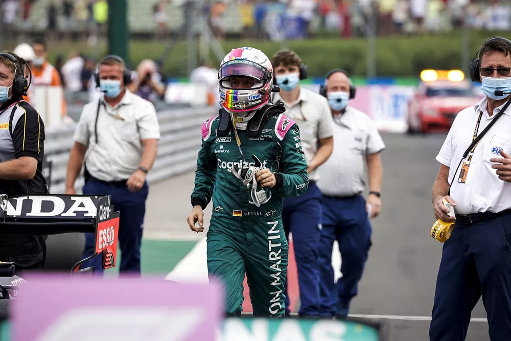 Sebastian Vettel, Aston Martin, segundo lugar llega a pie al Parc Ferme