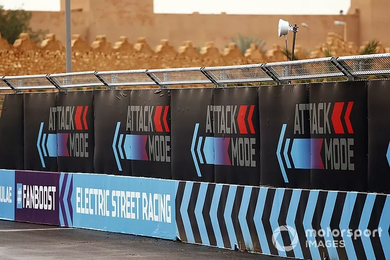 Attack mode, Fanboost logos on the dry track