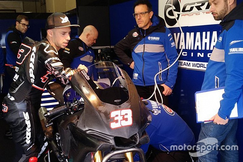 Ritorno al passato per Melandri: oggi debutta a Jerez sulla Yamaha R1 del team GRT