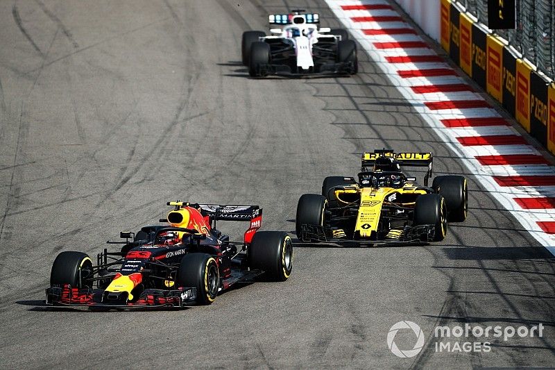 Max Verstappen, Red Bull Racing RB14, leads Nico Hulkenberg, Renault Sport F1 Team R.S. 18, and Lance Stroll, Williams FW41