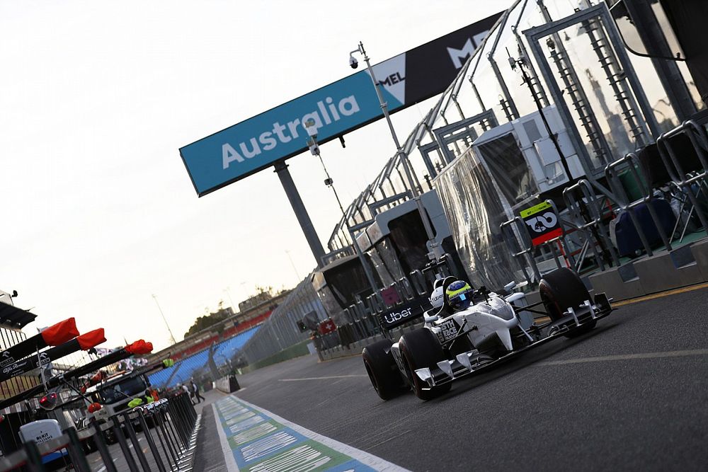 Zsolt Baumgartner deja los pits en el F1 de 2 plazas