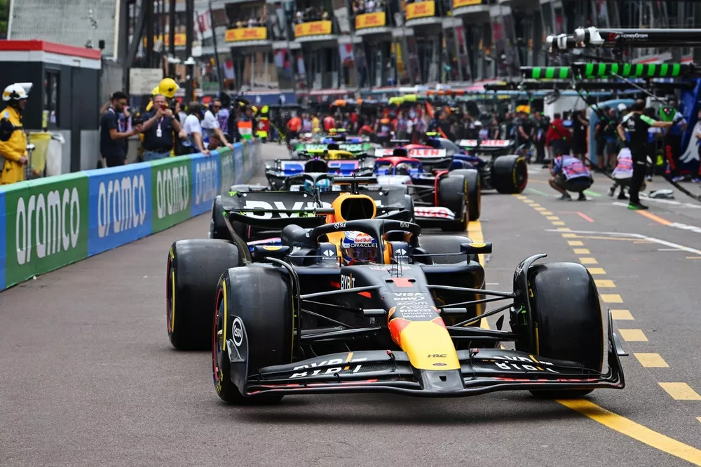 Max Verstappen, Red Bull Racing RB20, dans les stands