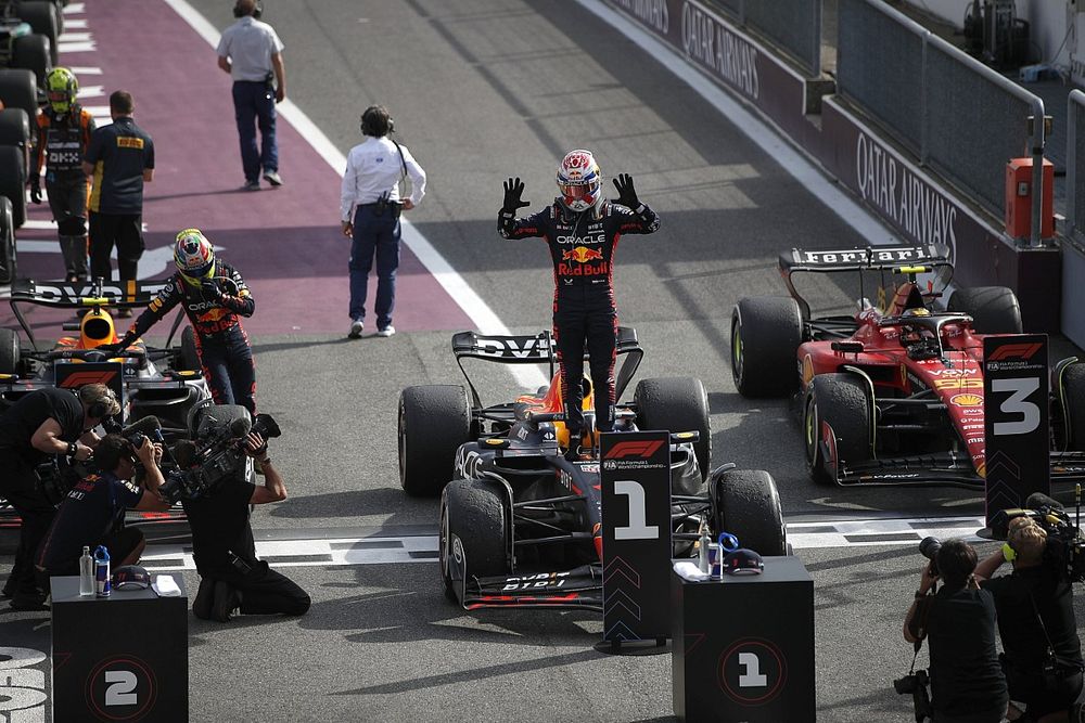 Max Verstappen, Red Bull Racing, 1ª posición, celebra su llegada al Parc Ferme
