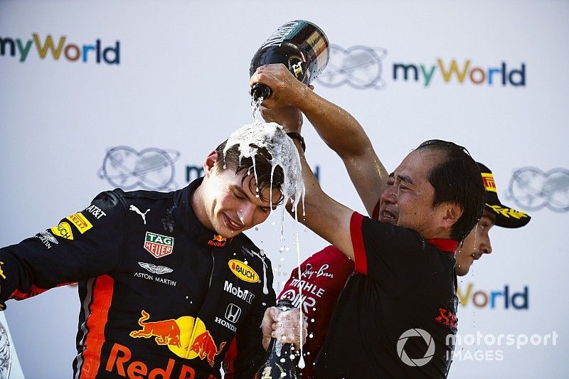 Toyoharu Tanabe, F1 Technical Director, Honda, pours Champagne over Max Verstappen, Red Bull Racing, 1st position