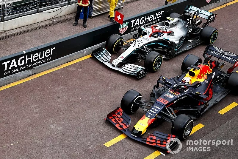 Max Verstappen, Red Bull Racing RB15, y Valtteri Bottas, Mercedes AMG W10 sufren un contacto en pits