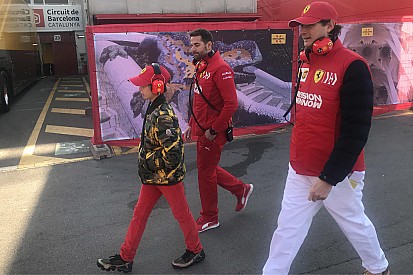 Ferrari: il presidente John Elkann ha fatto visita alla squadra nei box di Barcellona