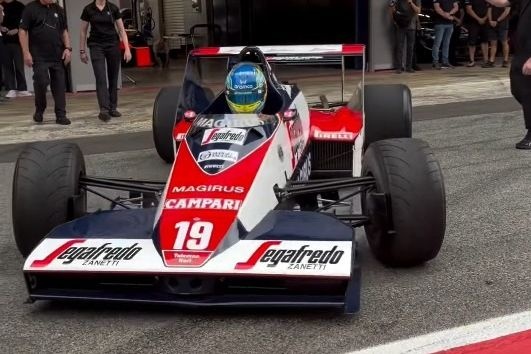 Alonso pilota joyas de la historia en Barcelona y revive su McLaren de 2007