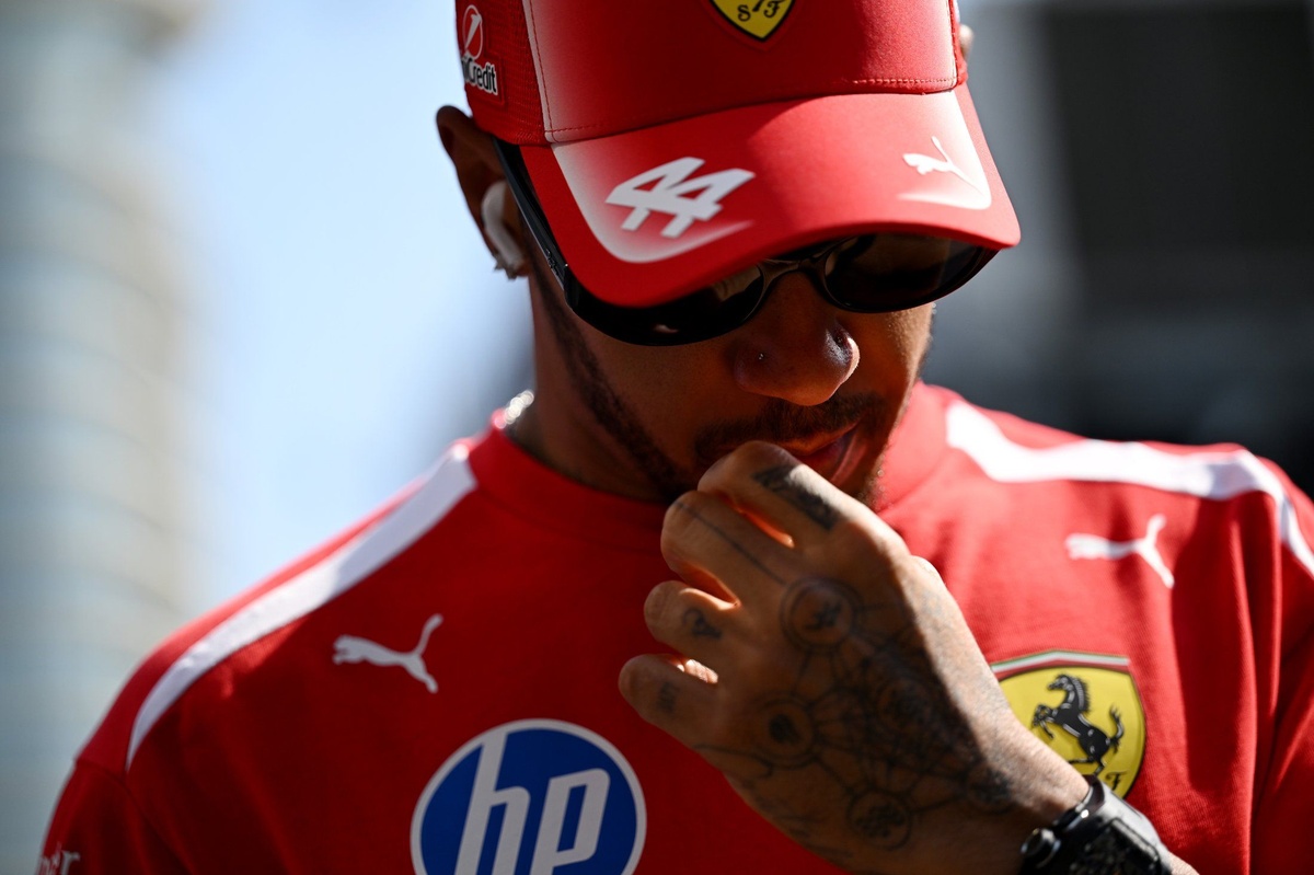 Hamilton pide cambiar una regla de la FIA tras su susto en Bakú: "Tenía 500 CV menos"