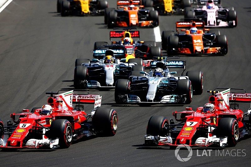 Départ : Sebastian Vettel, Ferrari SF70H, devant Kimi Raikkonen, Ferrari SF70H, Valtteri Bottas, Mercedes AMG F1 W08, Lewis Hamilton, Mercedes AMG F1 W08, Daniel Ricciardo, Red Bull Racing RB13, Fernando Alonso, McLaren MCL32